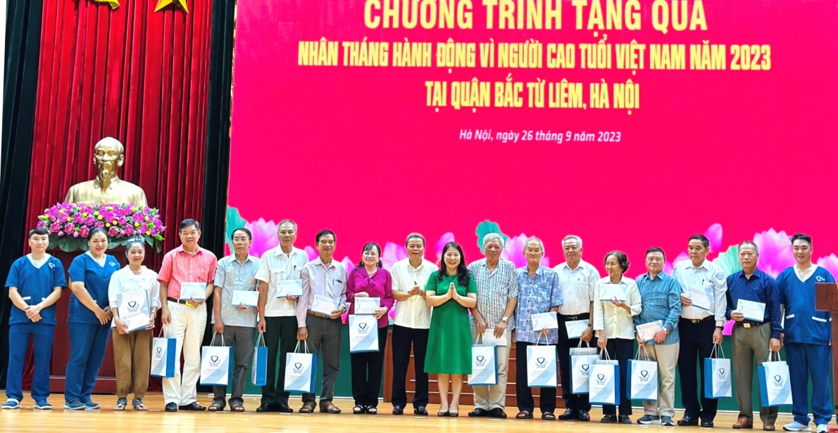 Công ty CP Quốc tế Nhân Ái tặng quà NCT quận Bắc Từ Liêm, TP Hà Nội