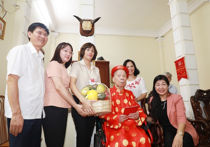 Lãnh đạo quận Hai Bà Trưng trao quà tặng cụ Nguyễn Thế Hạng