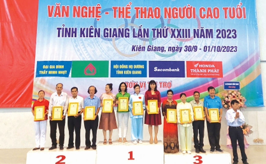 Ông Lê Quang Hân, Chủ tịch Hội NCT tỉnh Kiên Giang trao Giấy chứng nhận đạt giải cho các đơn vị tham gia Hội thi.