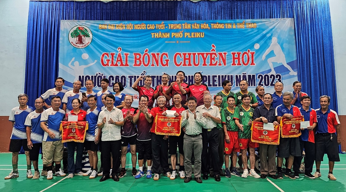 Ông Từ Văn An, Thành ủy viên, Phó Chủ tịch Ủy ban MTTQ TP, Trưởng BĐD Hội NCT TP (người vỗ tay bên phải) trao giải cho các đội nam.