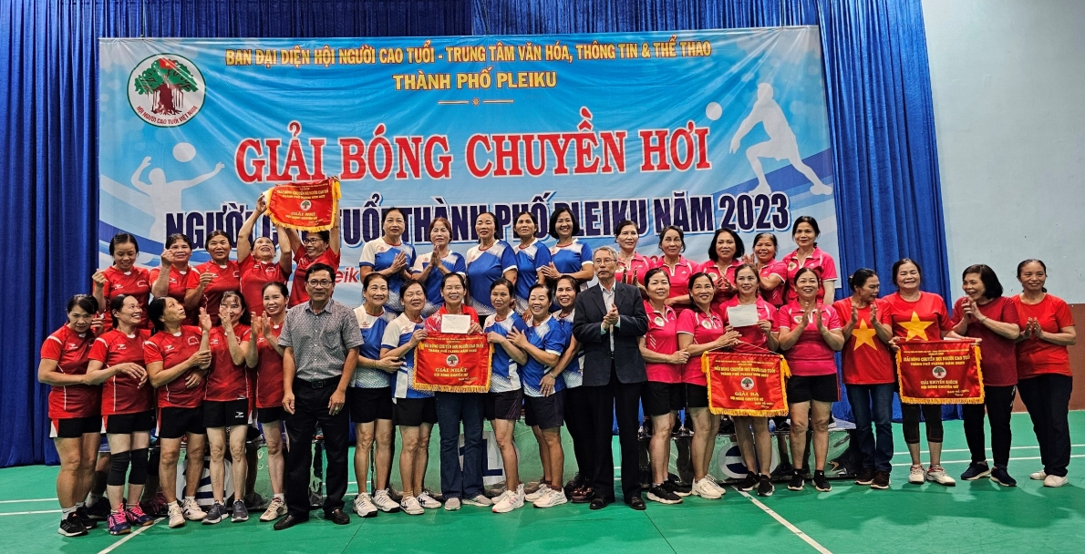 Ban tổ chức trao giải cho các đội nữ.