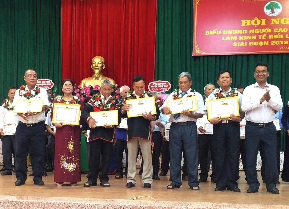 Tôn vinh NCT huyện Cư M'gar làm kinh tế giỏi