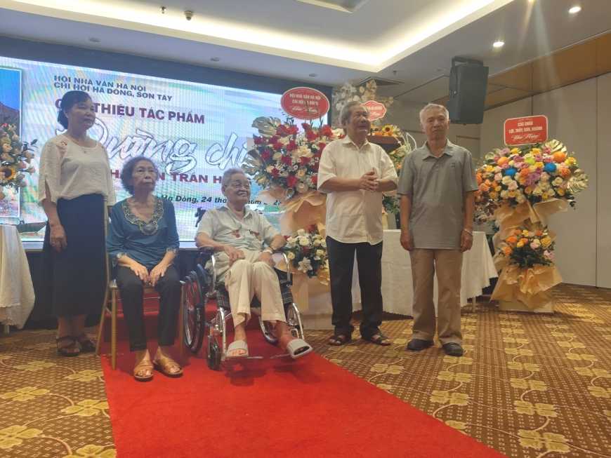 Nhà thơ Đào Ngọc Chung, Chi hội trưởng Chi hội Nhà văn Hà Đông - Sơn Tây tặng hoa tác giả Trần Hồng Tiến.