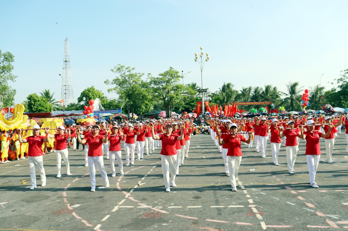 Hăng hái thi đua làm kinh tế giỏi