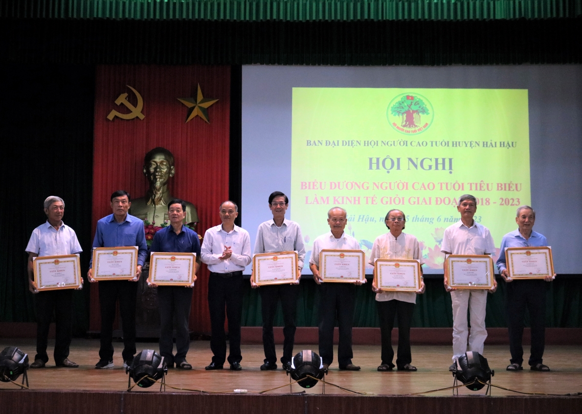 Hăng hái thi đua làm kinh tế giỏi