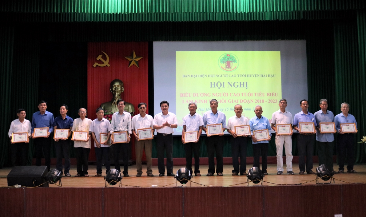 Hăng hái thi đua làm kinh tế giỏi