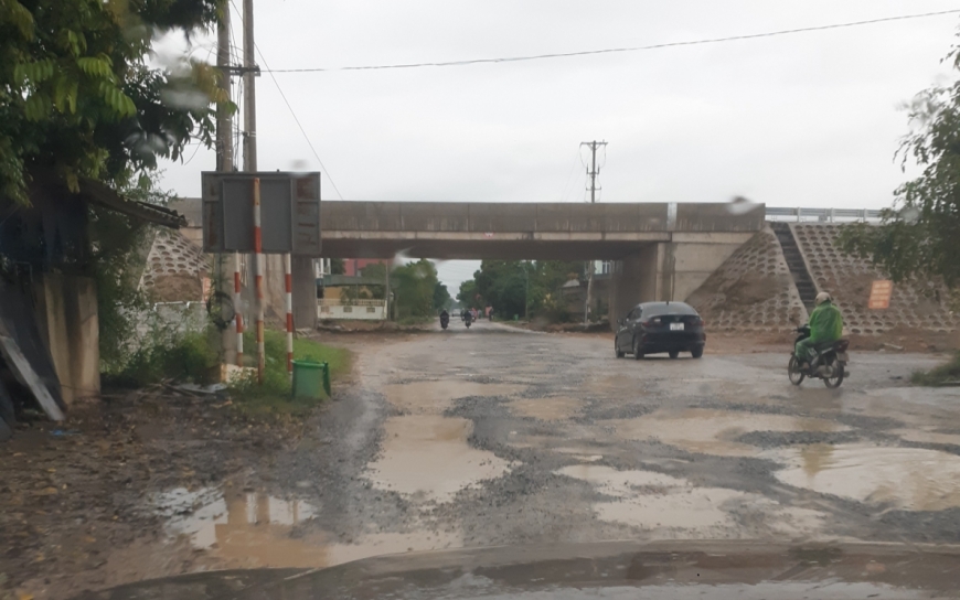 Hơn 3km Tỉnh lộ 525 (đoạn qua xã Minh Nghĩa) bị băm nát, biến thành ao do quá trình thi công đường cao tốc Bắc - Nam gây ra, nhưng đến nay vẫn chưa được khắc phục. Ảnh chụp ngày 29/9/2023.
