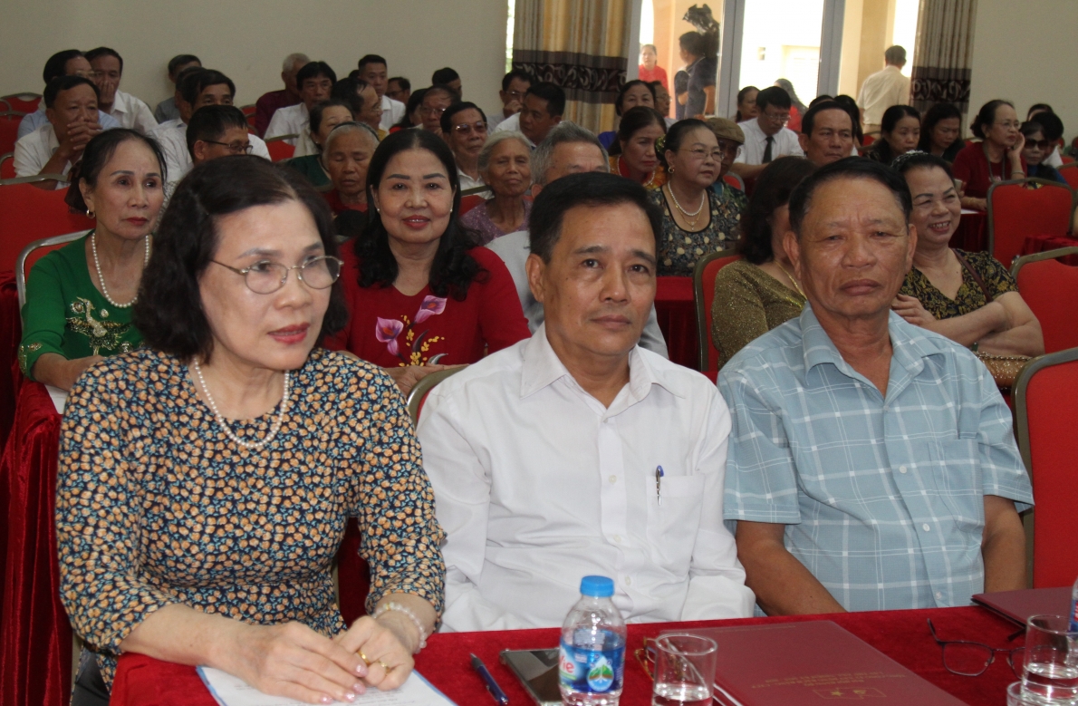 Ông Lưu Văn Phượng (ngoài cùng bên phải) dự Hội nghị biểu dương NCT làm kinh tế giỏi TP Hải Phòng giaia đoạn 2018-2023