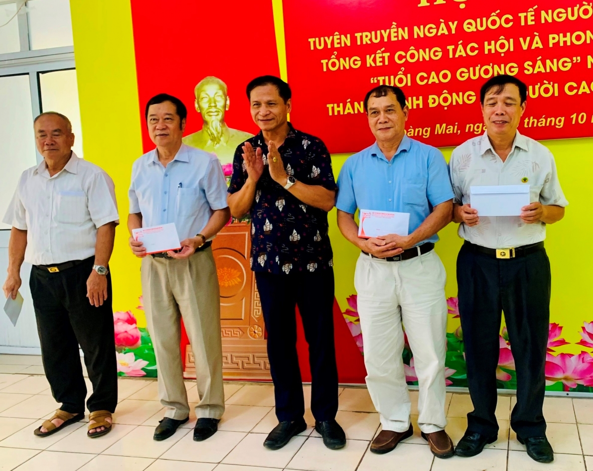 Đại diện nhà tài trợ trao quà cho NCT hoàn cảnh khó khăn