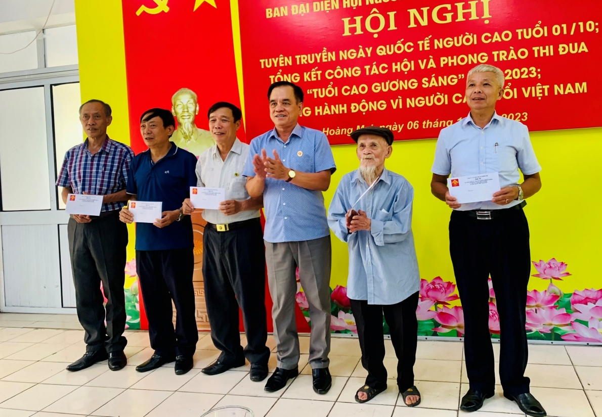 Đại diện nhà tài trợ trao quà cho NCT hoàn cảnh khó khăn