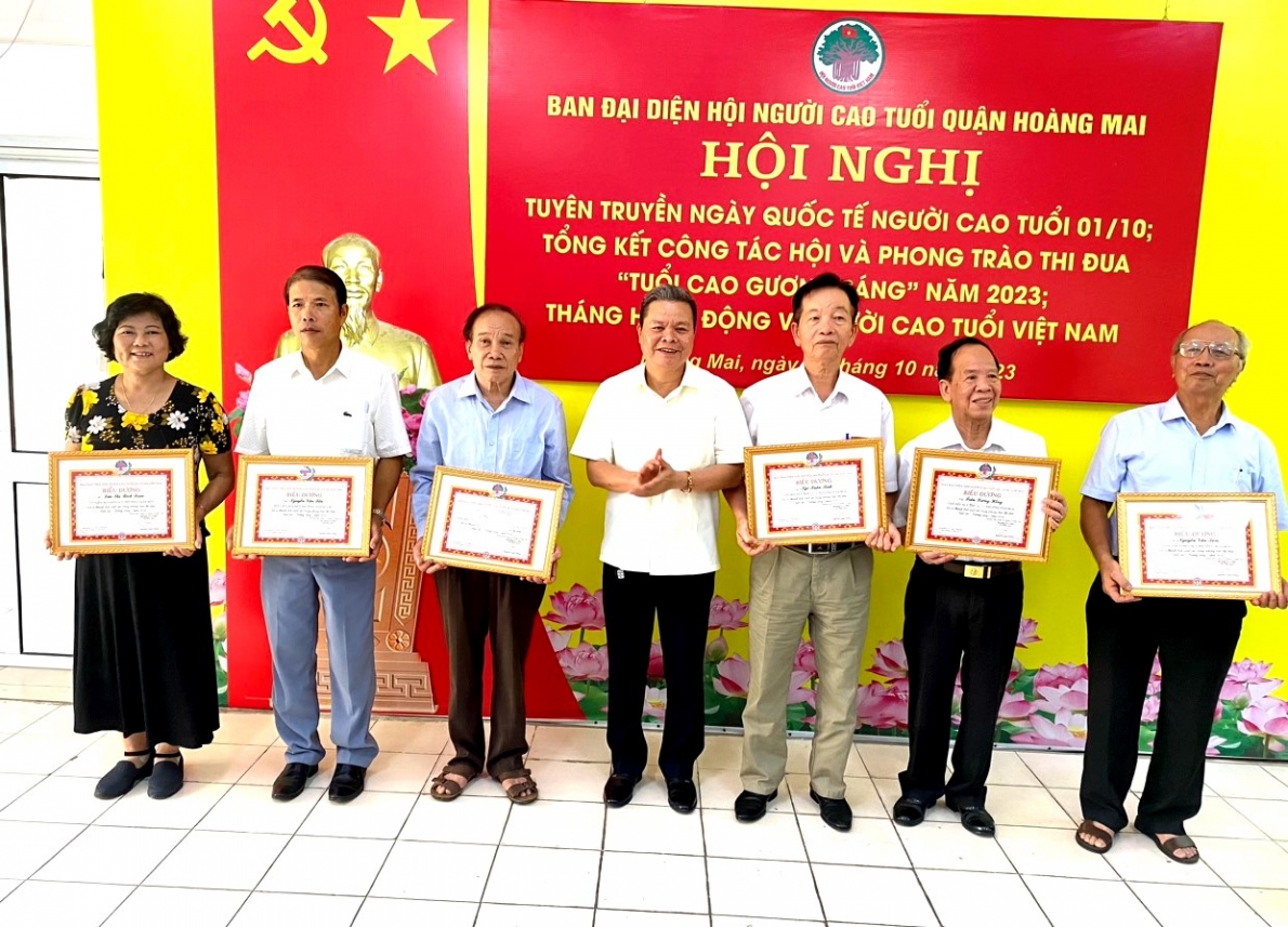 Ông Phạm Huy Giáp trao Giấy biểu dương các tập thể, cá nhân xuất sắc trong phong trào NCT quận Hoàng Mai năm 2023