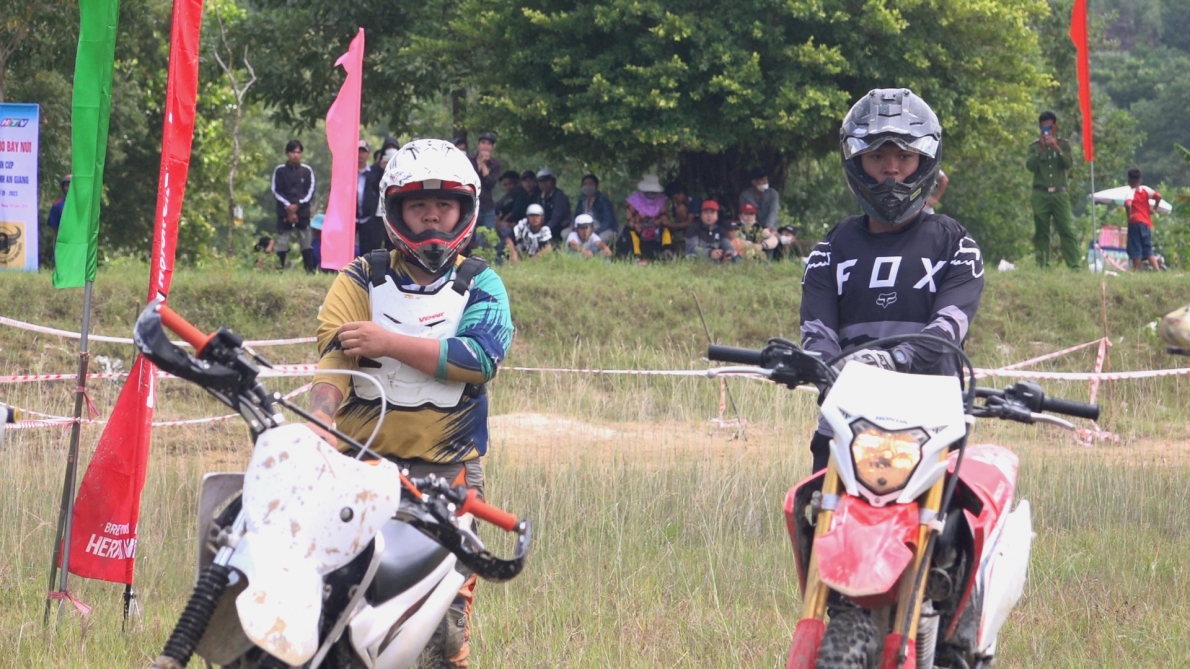 An Giang: Kịch tính, hấp dẫn màn biểu diễn mô tô địa hình mừng Sene Dolta