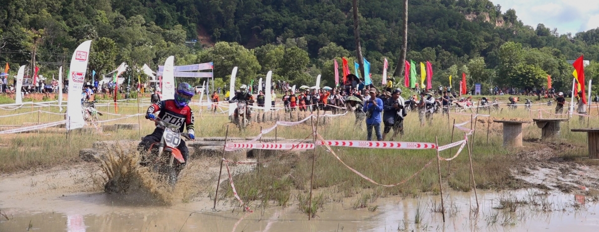 An Giang: Kịch tính, hấp dẫn màn biểu diễn mô tô địa hình mừng Sene Dolta