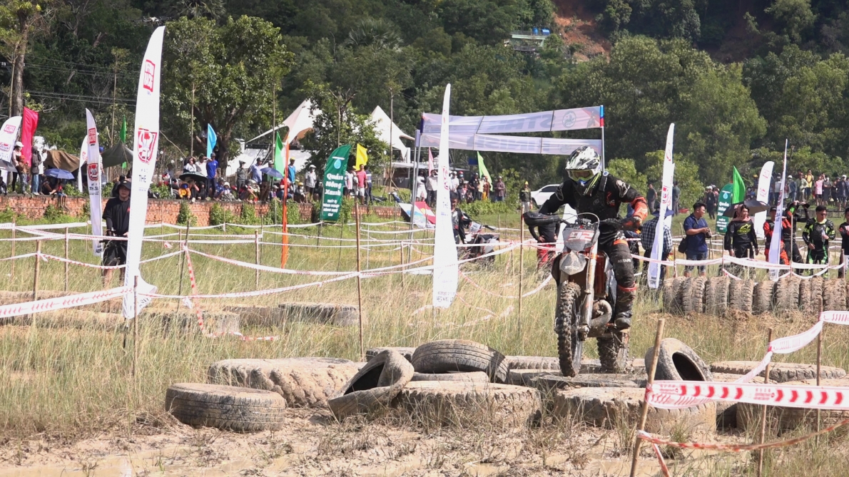 An Giang: Kịch tính, hấp dẫn màn biểu diễn mô tô địa hình mừng Sene Dolta