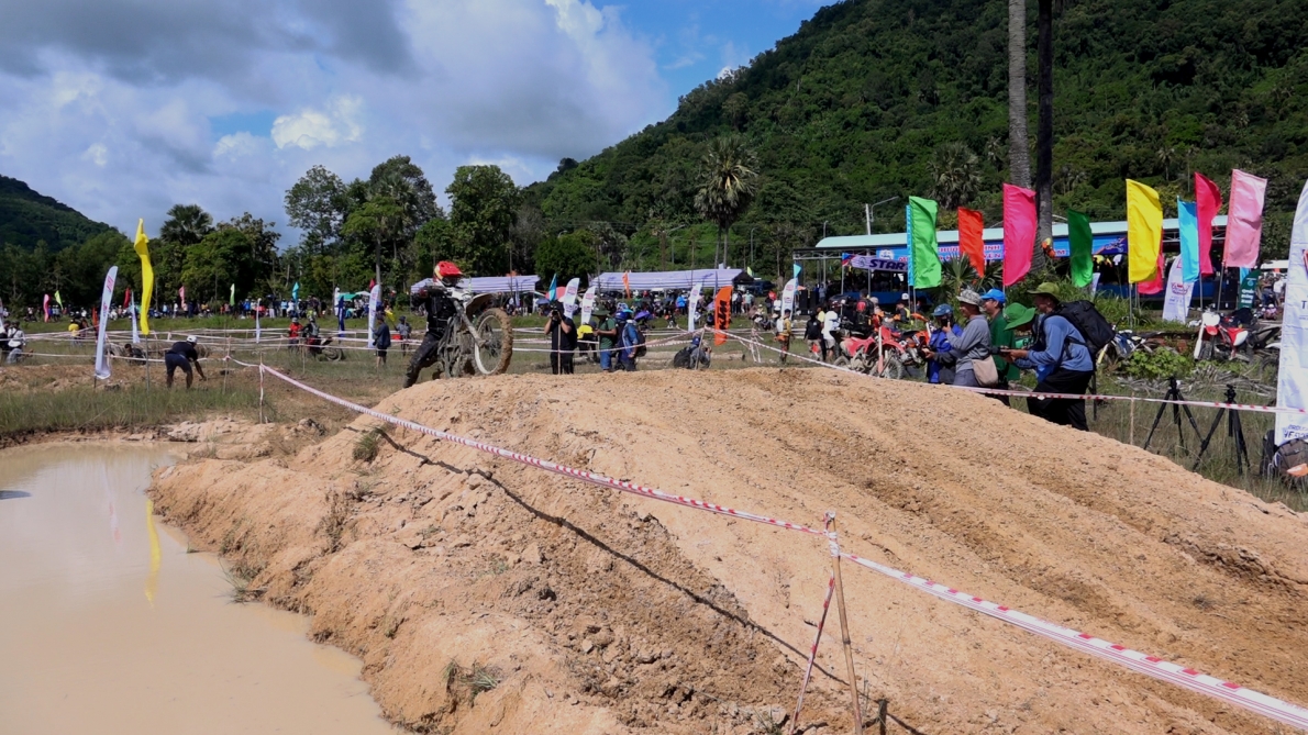 An Giang: Kịch tính, hấp dẫn màn biểu diễn mô tô địa hình mừng Sene Dolta