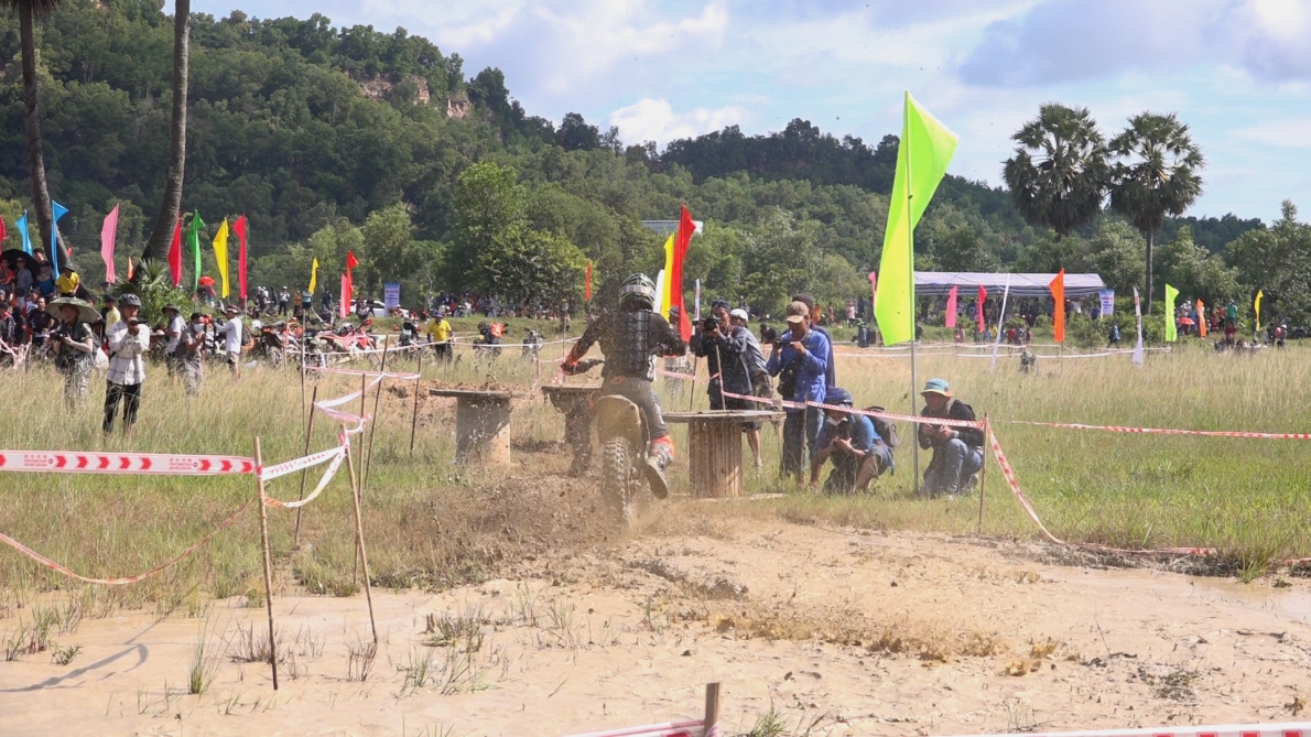 An Giang: Kịch tính, hấp dẫn màn biểu diễn mô tô địa hình mừng Sene Dolta