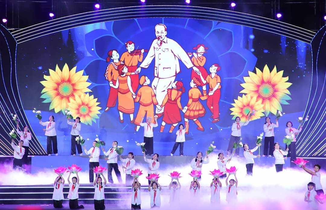 Văn nghệ chào mừng Lễ kỷ niệm