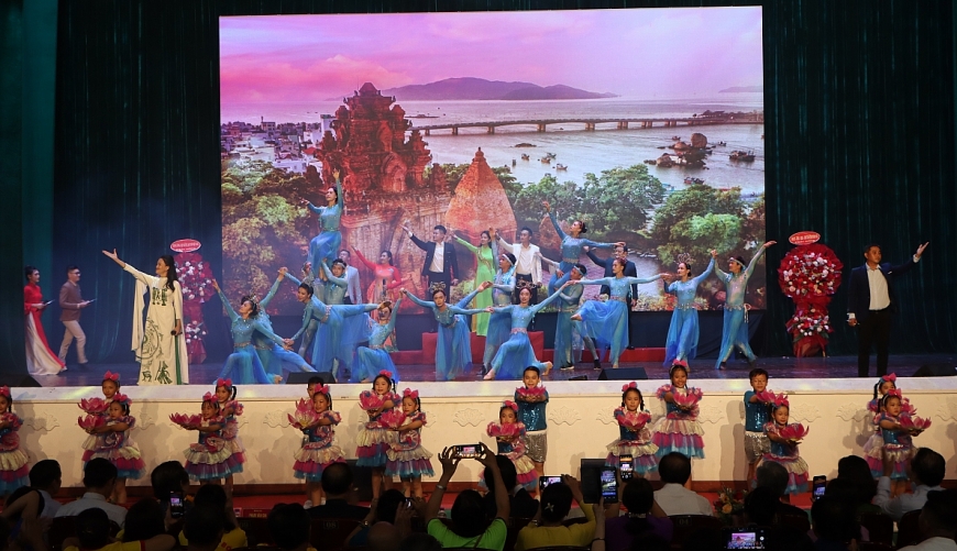 Nhiều tiết mục đặc sắc, thấm đẫm bản sắc văn hóa vùng miền với giá trị tinh thần cao