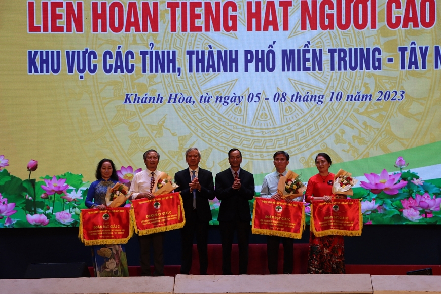 Nhiều tiết mục đặc sắc, thấm đẫm bản sắc văn hóa vùng miền với giá trị tinh thần cao