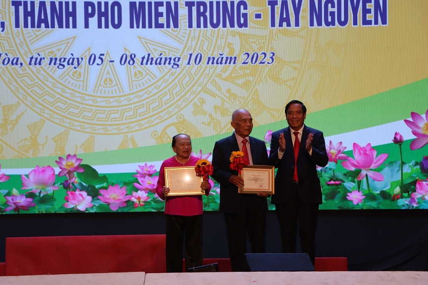 Trao giải nam, nữ cao tuổi nhất