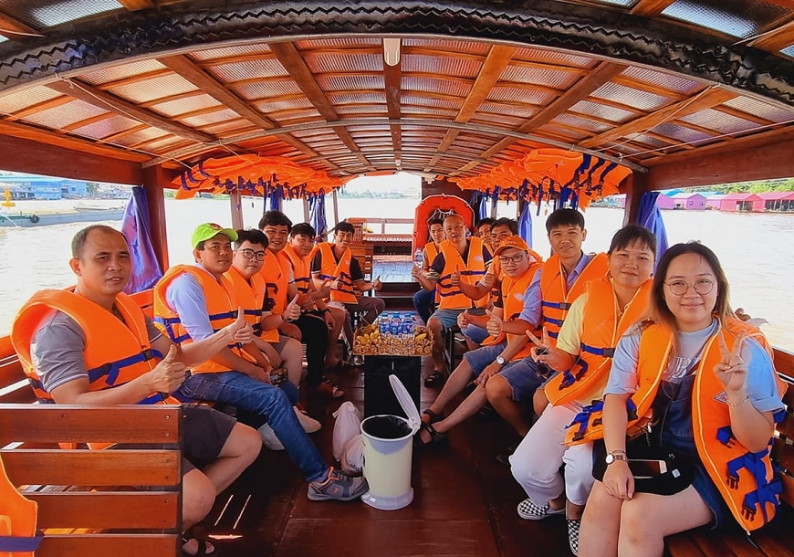 Làng bè Sắc Màu ngã ba sông Châu Đốc