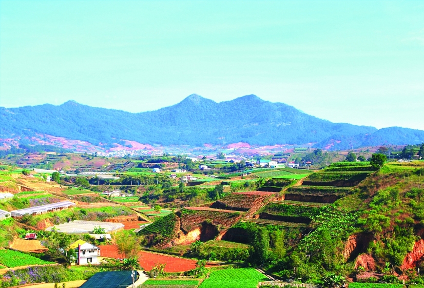 Từ xa đã thấy 2 đỉnh của núi Langbiang (núi Ông và núi Bà).