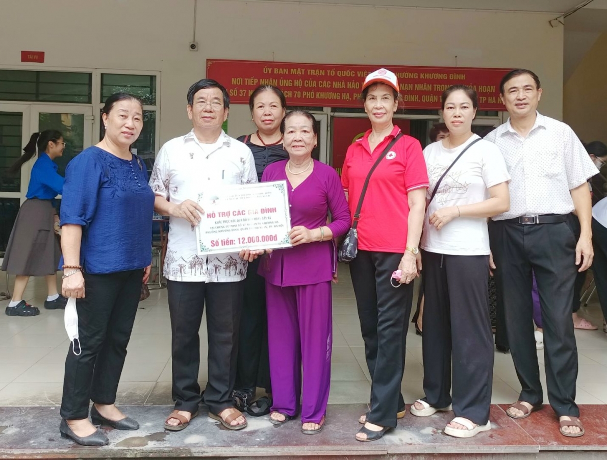 CLB Liên thế hệ tự giúp nhau phường Khương Đình và Chi hội NCT Khu dân cư số 1 trao tiền hỗ trợ nạn nhân vụ cháy chung cư mini trên địa bàn phường