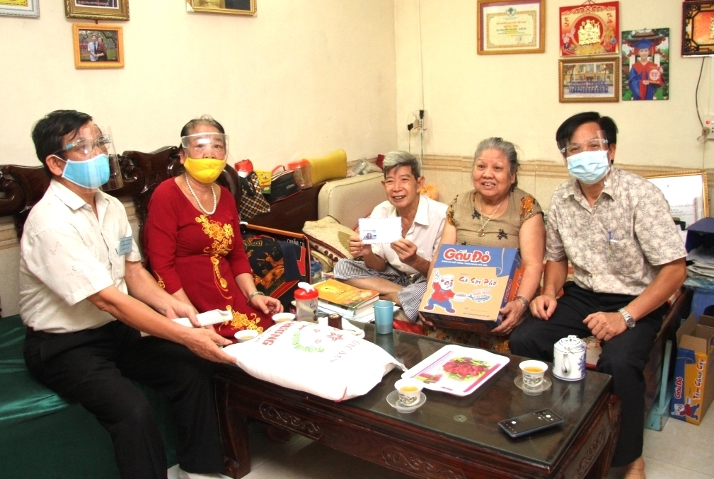 Tặng quà NCT hoàn cảnh khó khăn