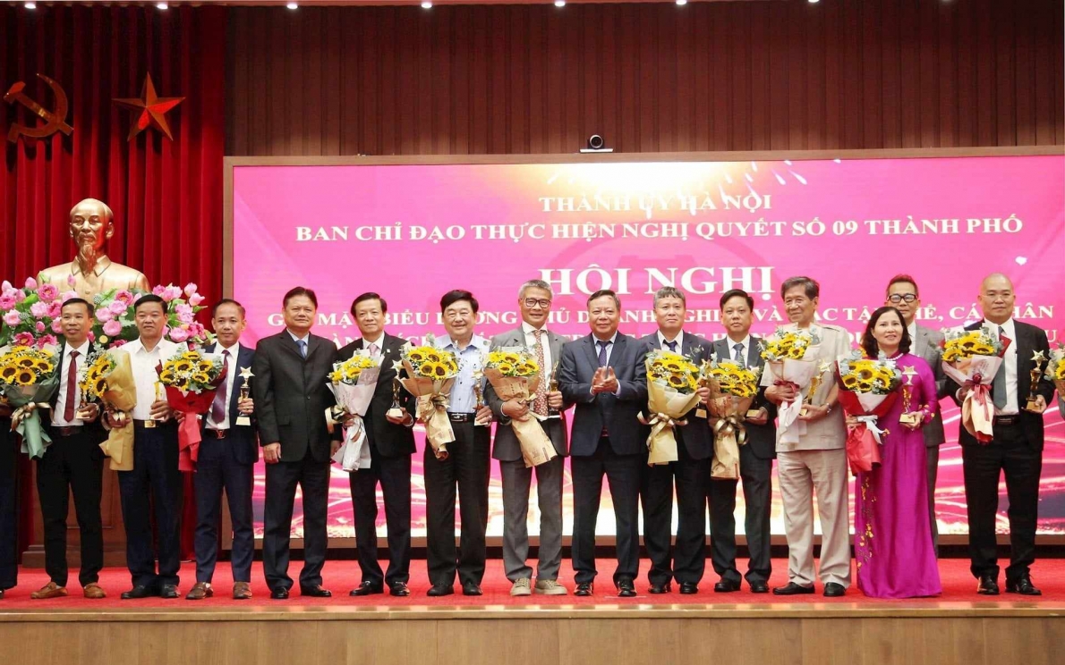 Bà Lê Thị Bình - Tổng Giám đốc Dược phẩm Tâm Bình là một trong 33 chủ doanh nghiệp ngoài Nhà nước có tổ chức Đảng tiêu biểu được vinh danh tại Hội nghị