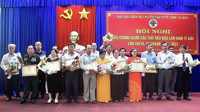 Lãnh đạo tỉnh Cà Mau tặng Bằng khen cho NCT tiêu biểu làm kinh tế giỏi giai đoạn 2018 - 2023.