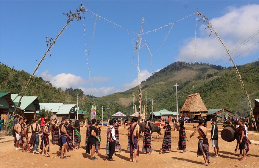 Có điện, có đường, nhiều thôn làng ở Tây Giang đã hoàn thành thôn làng kiểu mẫu.