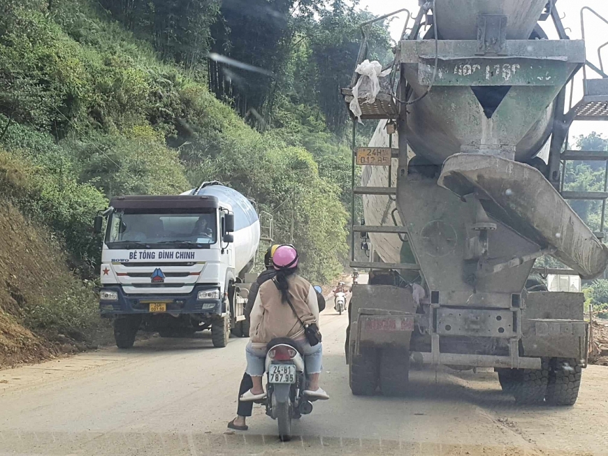 xe bồn vào “ăn hàng” mang đi phục vụ cho các công trình xây dựng trên địa bàn thị xã Sa Pa
