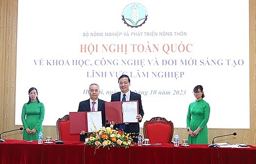 PGS.TS Hồ Bá Do, Viện trưởng Viện Nghiên cứu phát triển Y dược Cổ truyền Việt Nam và GS.TS Võ Đại Hải, giám đốc Viện Khoa học Lâm nghiệp Việt Nam đại diện ký kết