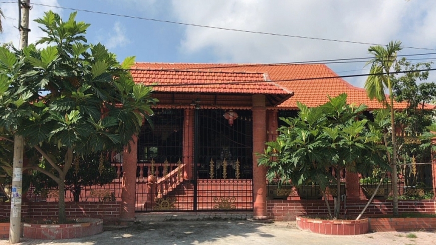 Ngôi nhà được xây dựng theo lối nhà xưa với 3 gian 2 chái.