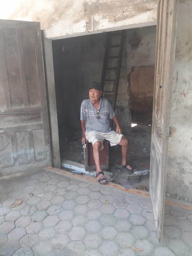 1. Ông Tô Hải Đăng bên trong ngôi nhà đã bị xuống cấp trầm trọng.