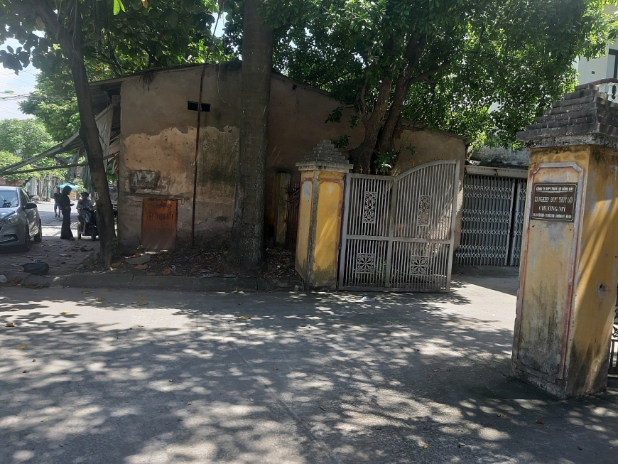 Ngôi nhà của gia đình ông Đăng không ảnh hưởng đến khuôn viên của Xí nghiệp Đầu tư phát triển thủy lợi Chương Mỹ. Ông Tô Hải Đăng bên trong ngôi nhà đã bị xuống cấp trầm trọng. 2.