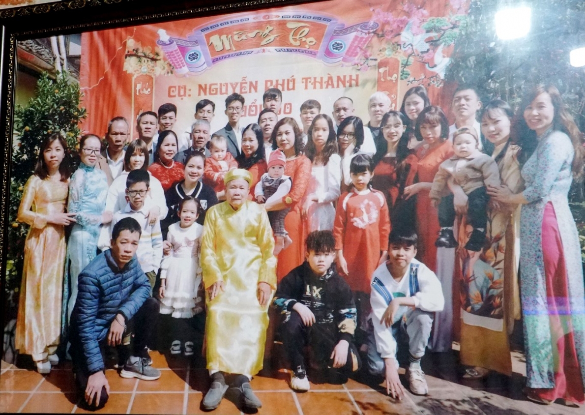 Hình ảnh gia đình ngũ đại đồng đường của NCT Thủ đô được lưu giữ trong gia đình
