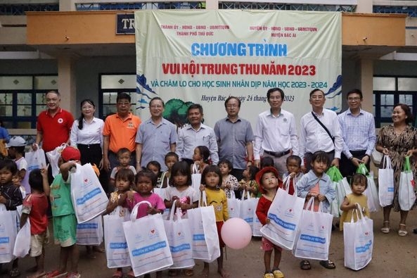 Bệnh viện Lê Văn Thịnh khám và tặng quà cho các bé khiếm thị tại Trung tâm Nhật Hồng