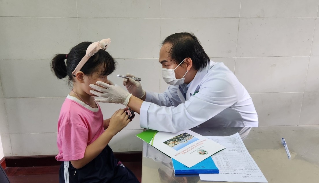 Bệnh viện Lê Văn Thịnh khám và tặng quà cho các bé khiếm thị tại Trung tâm Nhật Hồng