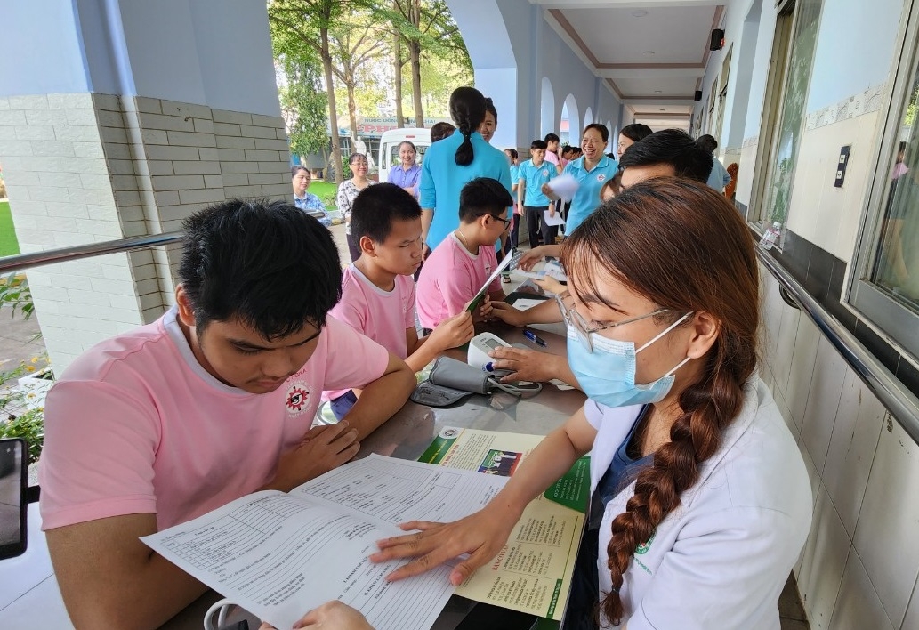 Bệnh viện Lê Văn Thịnh khám và tặng quà cho các bé khiếm thị tại Trung tâm Nhật Hồng