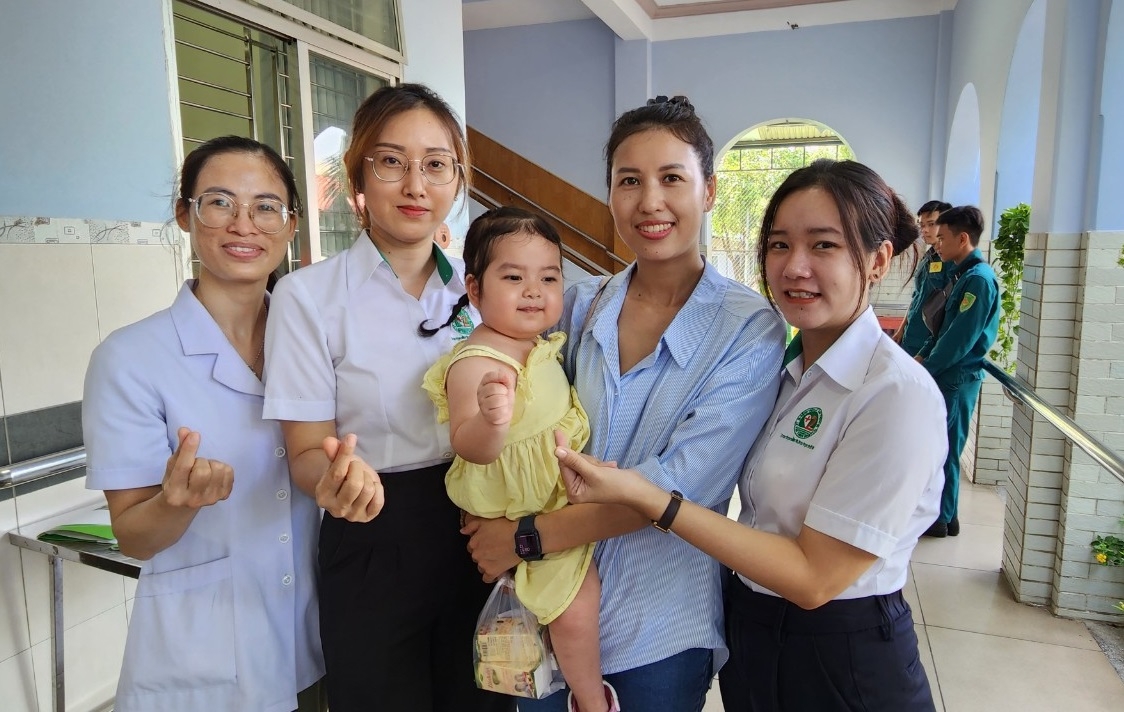 Bệnh viện Lê Văn Thịnh khám và tặng quà cho các bé khiếm thị tại Trung tâm Nhật Hồng