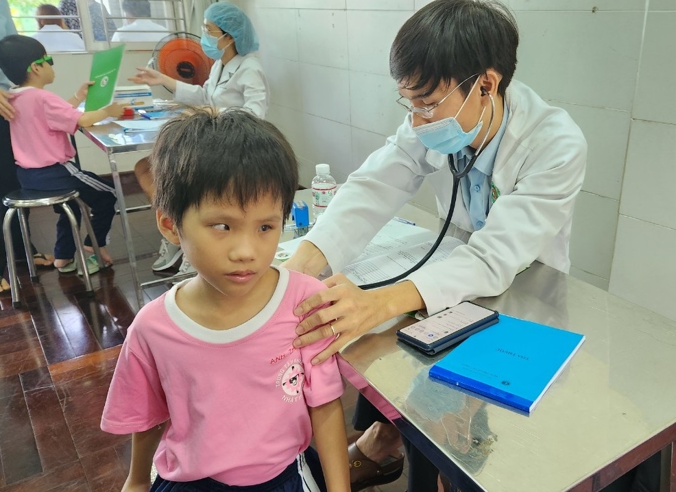 Bệnh viện Lê Văn Thịnh khám và tặng quà cho các bé khiếm thị tại Trung tâm Nhật Hồng