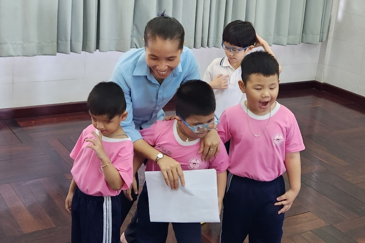 Bệnh viện Lê Văn Thịnh khám và tặng quà cho các bé khiếm thị tại Trung tâm Nhật Hồng