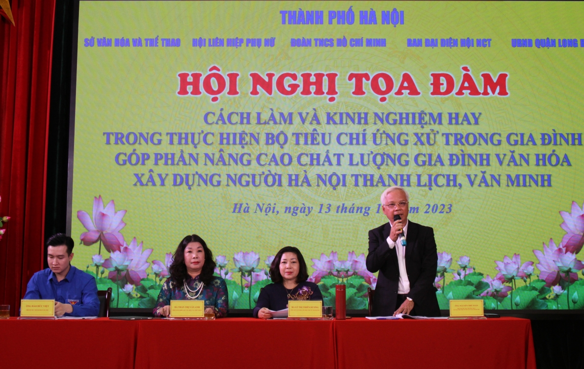 Ông Nguyễn Thế Toàn, Phó Trưởng ban Thường trực BĐD Hội NCT TP Hà Nội chủ trì phần thảo luận