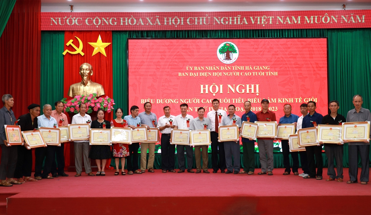 Trao Bằng khen của UBND tỉnh Hà Giang tôn vinh NCT làm kinh tế giỏi
