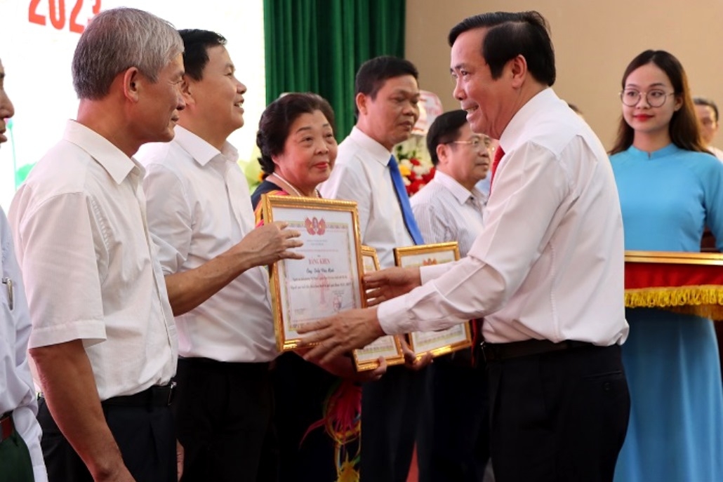 Chủ tịch Nguyễn Thanh Bình trao Bằng khen Trung ương Hội tôn vinh NCT tiêu biểu làm kinh tế giỏi TP Hà Nội