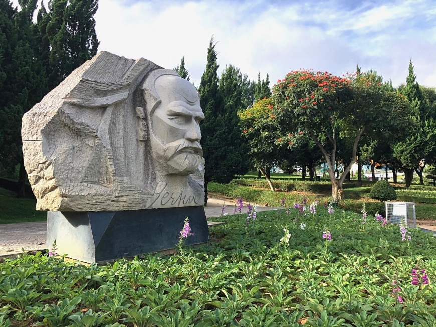 Tượng nhà bác học Yersin do điêu khắc gia Phạm Văn Hạng tạc, đặt tại công viên Yersin ở TP Đà Lạt.