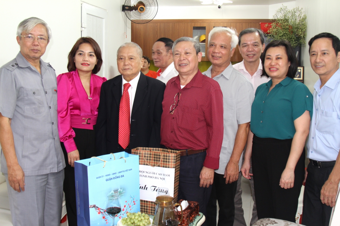 Lãnh đạo Trung ương Hội, Hội NCT TP Hà Nội, quận Đống Đa tặng quà cụ Phạm Chí Tâm Lãnh đạo Trung ương Hội, Hội NCT TP Hà Nội, quận Đống Đa tặng quà cụ Phạm Chí Tâm