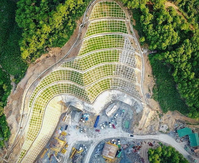 Hầm Thần Vũ có tổng chiều dài 1,13 km xuyên qua núi Thần Vũ, phía Bắc thuộc huyện Diễn Châu và phía Nam thuộc huyện Nghi Lộc, tỉnh Nghệ An.jpg