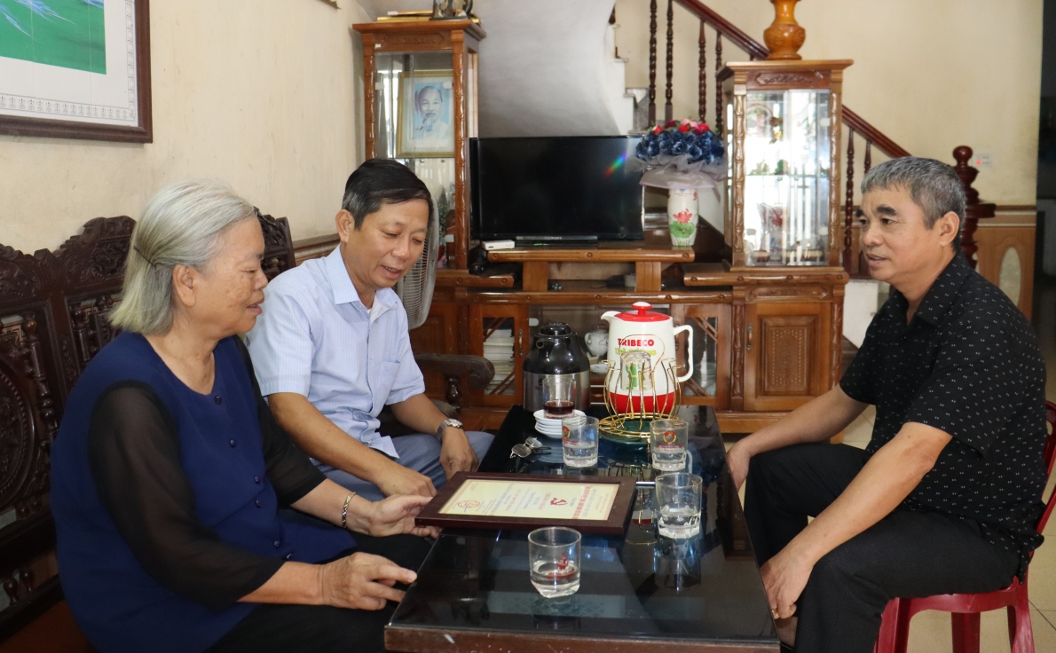 Nữ Đảng viên cao tuổi nêu gương sáng làm việc thiện